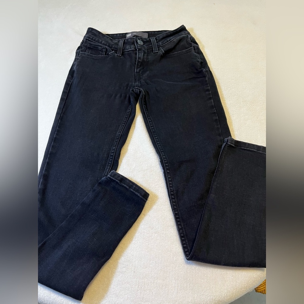 🖤 Levi’s Black Legging Jeans – sleek, flattering, and ultra-comfortable